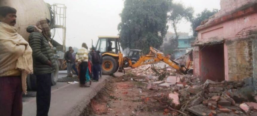 जिला प्रशासन द्वारा पंचायत भवन एवं मोसादपूर विद्यालय को एनएच 31 किनारे से अतिक्रमण मुक्त कराया 1