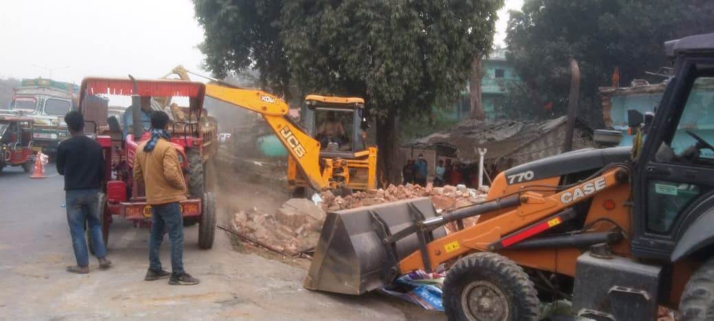 जिला प्रशासन द्वारा पंचायत भवन एवं मोसादपूर विद्यालय को एनएच 31 किनारे से अतिक्रमण मुक्त कराया 2