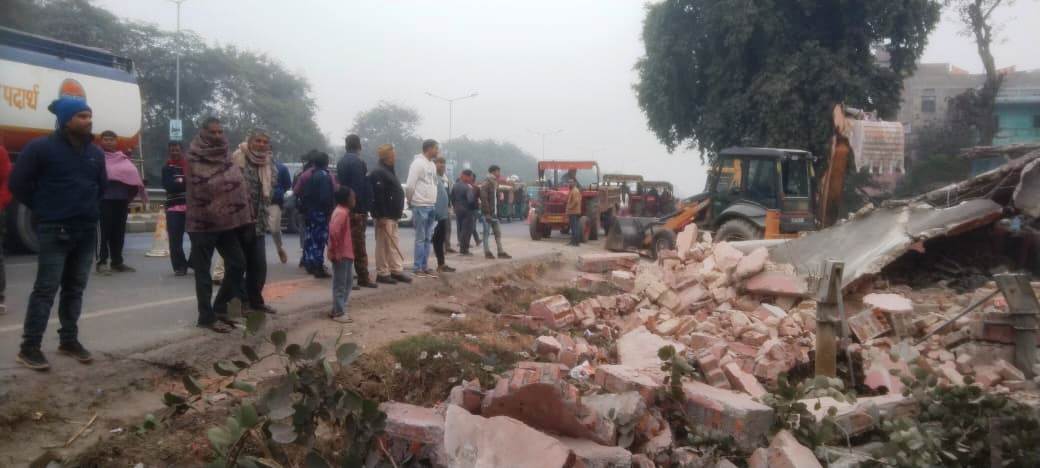 जिला प्रशासन द्वारा पंचायत भवन एवं मोसादपूर विद्यालय को एनएच 31 किनारे से अतिक्रमण मुक्त कराया 3