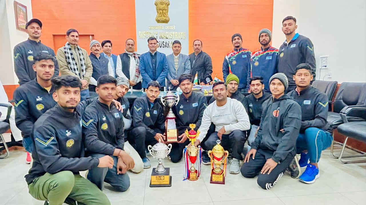 शरीर का फिटनेस के साथ साथ खेल और पढ़ाई पर ध्यान देते हुए आगे बढ़ते जाएं खिलाड़ी - डीएम 2
