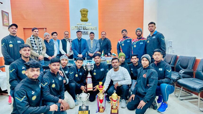 शरीर का फिटनेस के साथ साथ खेल और पढ़ाई पर ध्यान देते हुए आगे बढ़ते जाएं खिलाड़ी - डीएम 1
