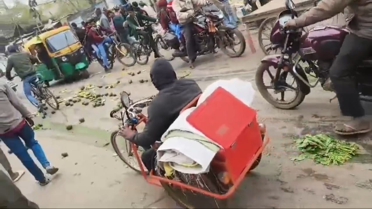 नालंदा में किसानों का अनोखा प्रदर्शन, बीच सड़क पर सब्जी फेंक जताया विरोध 3