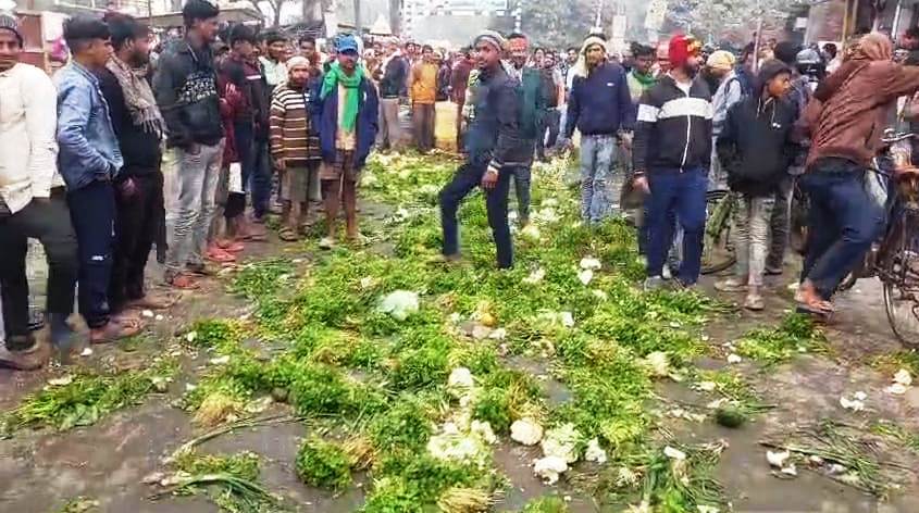 नालंदा में किसानों का अनोखा प्रदर्शन, बीच सड़क पर सब्जी फेंक जताया विरोध 2
