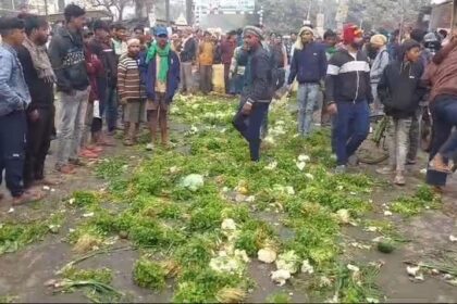 नालंदा में किसानों का अनोखा प्रदर्शन, बीच सड़क पर सब्जी फेंक जताया विरोध 24