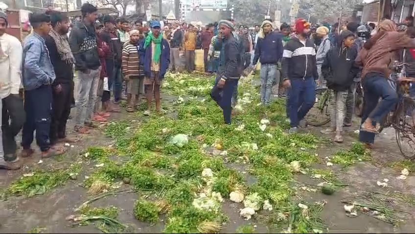 नालंदा में किसानों का अनोखा प्रदर्शन, बीच सड़क पर सब्जी फेंक जताया विरोध 1