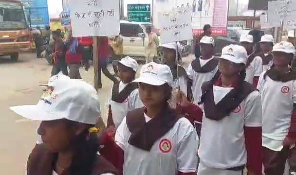 बेगूसराय में राष्ट्रीय बालिका दिवस मौके पर सैकड़ो की संख्या में छात्राओं ने रैली निकालकर कर लोगो को किया जागरूक 2