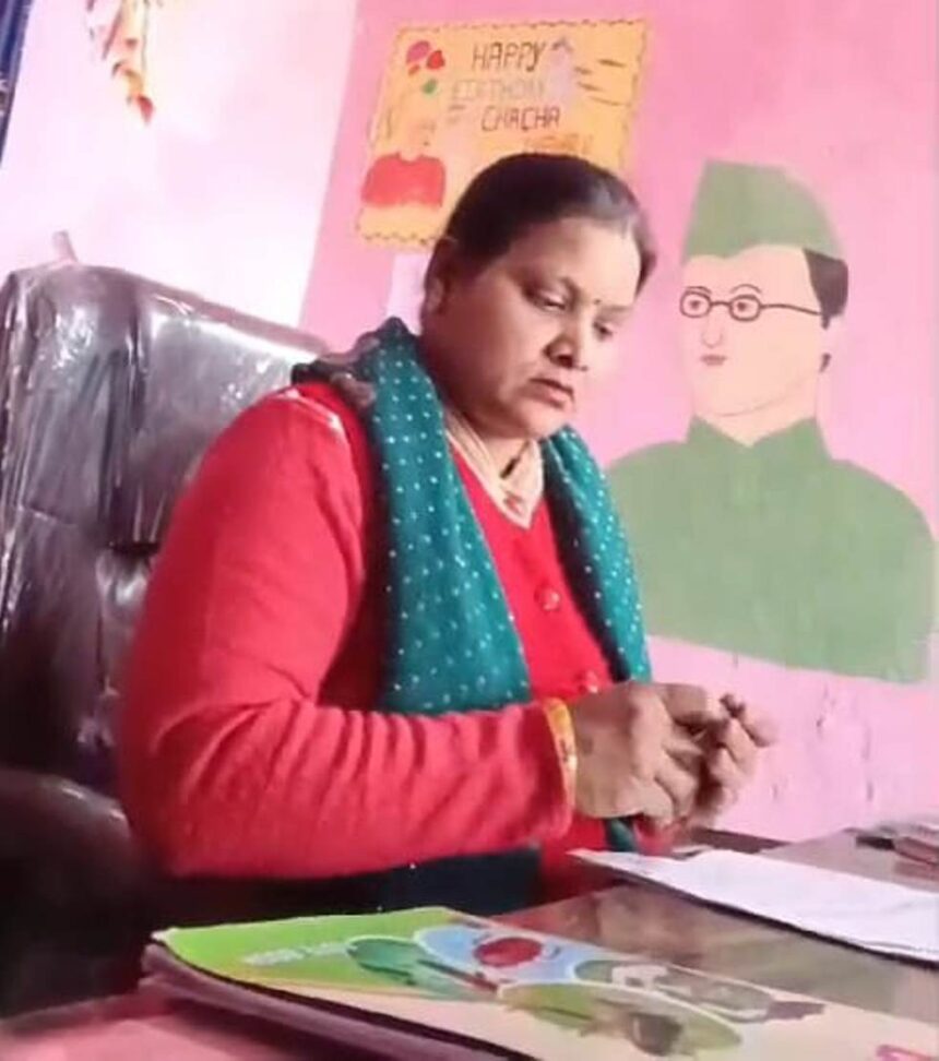 वीडियो वायरल पर जिला प्रशासन ने लिया संज्ञान, जांचोपरांत प्रधानाध्यापिका को किया सस्पेंड 1