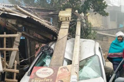 अनियंत्रित कार बिजली पोल से टकराई, बाल-बाल बचे चालक समेत सवार 27