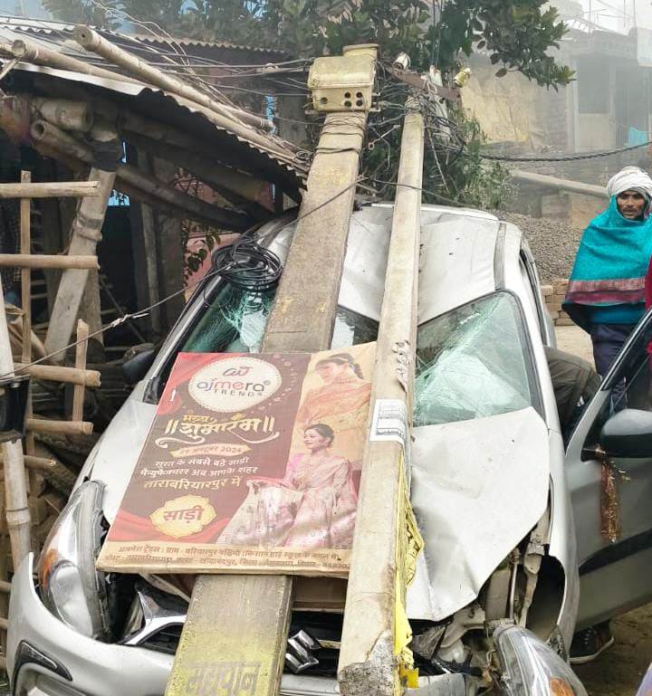 अनियंत्रित कार बिजली पोल से टकराई, बाल-बाल बचे चालक समेत सवार 1