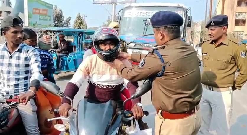 समस्तीपुर: राष्ट्रीय सड़क सुरक्षा माह के तहत शहर के विभिन्न स्थानों चलाया गया जागरूकता अभियान 2