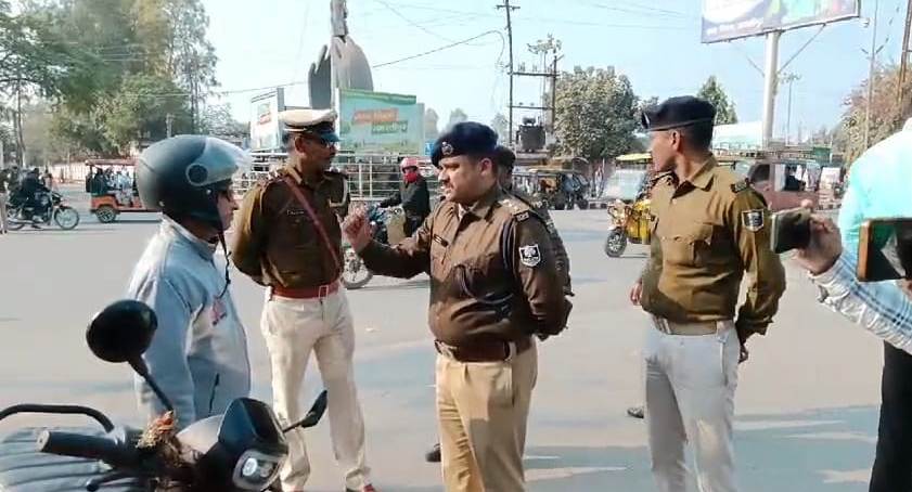 समस्तीपुर: राष्ट्रीय सड़क सुरक्षा माह के तहत शहर के विभिन्न स्थानों चलाया गया जागरूकता अभियान 3