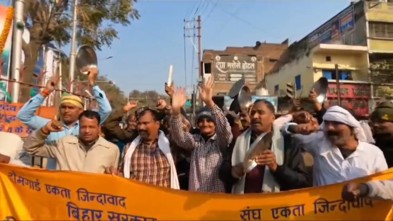 नालंदा: बिहार रक्षा वाहिनी स्वयंसेवक संघ ने 21 सूत्री मांगों को लेकर थाली पीटकर किया प्रदर्शन 3