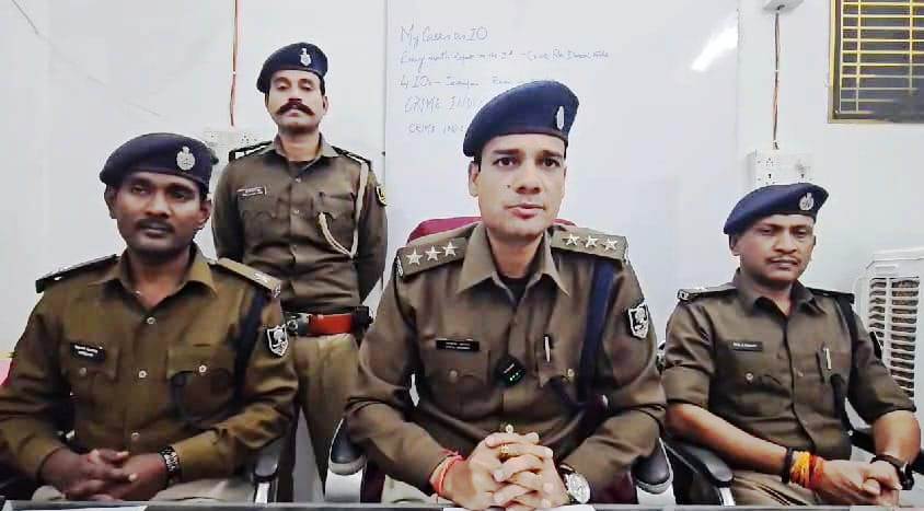 नालंदा CSP संचालक द्वारा दर्ज करायें गयें फर्जी लूट मामले का सफल उद्‌भेदन, दो मोबाइल एक लैपटॉप दो पासबुक, पेन कार्ड, आधार कार्ड बरामद 1