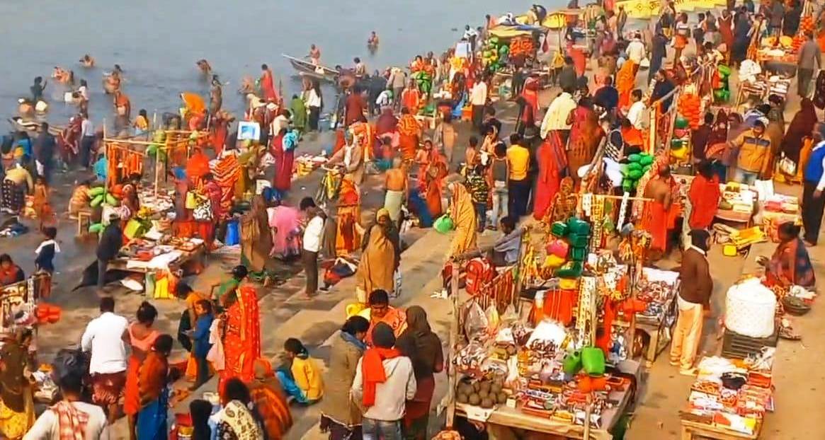 बेगूसराय मे मौनी आमावास्या को लेकर गंगा स्नान के लिए उमड़ी श्रद्धालुओ की भीड़ 2