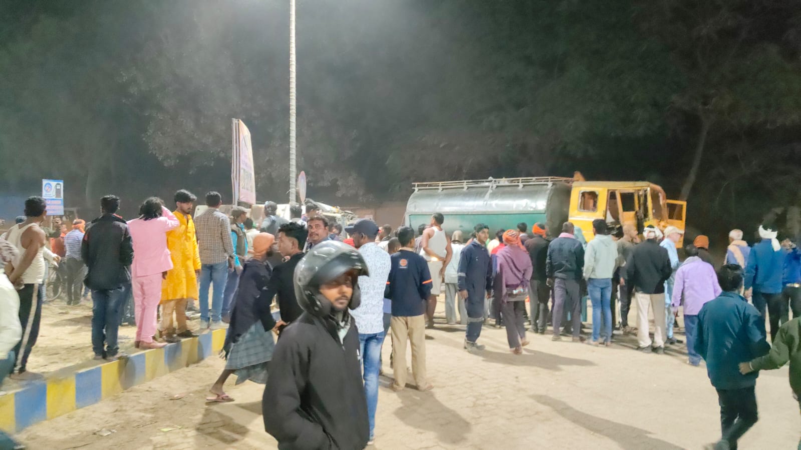 बेगूसराय के बछवाड़ा में  सिटीराइड बस और दूध टैंकर की ठोकर में तीन लोगों की मौत,आधा दर्जन लोग  बुरी तरह से जख्मी 3