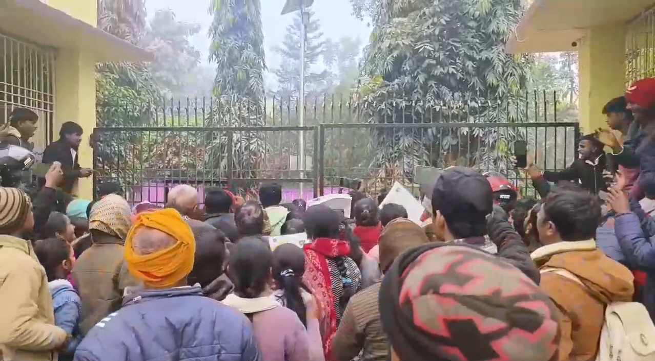 समस्तीपुर: इंटर परीक्षा केंद्र पर देर से पहुँचे परीक्षार्थियों और अभिभाभिकों ने किया हंगामा, पुलिस ने चटकायी लाठी, वीडियो हुआ वायरल 2
