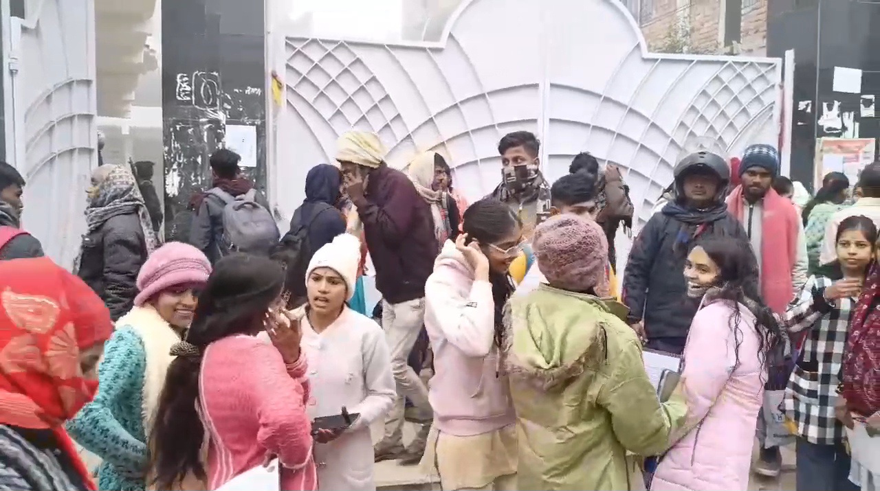 समस्तीपुर: इंटर परीक्षा केंद्र पर देर से पहुँचे परीक्षार्थियों और अभिभाभिकों ने किया हंगामा, पुलिस ने चटकायी लाठी, वीडियो हुआ वायरल 3