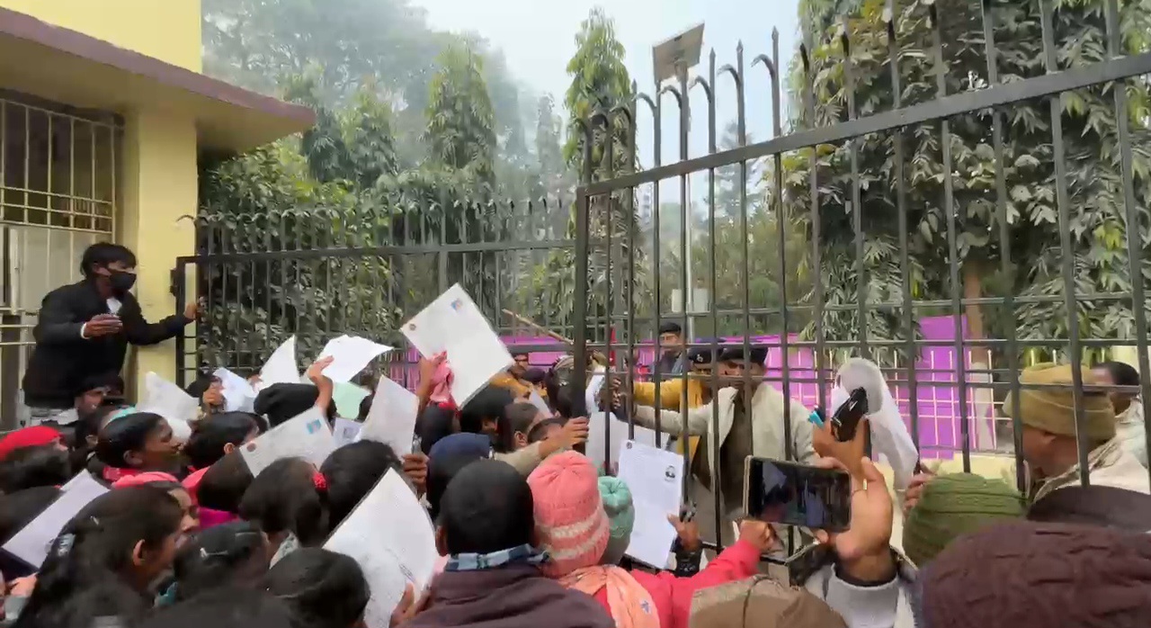 समस्तीपुर: इंटर परीक्षा केंद्र पर देर से पहुँचे परीक्षार्थियों और अभिभाभिकों ने किया हंगामा, पुलिस ने चटकायी लाठी, वीडियो हुआ वायरल 4