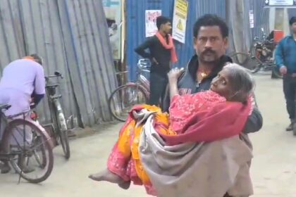 बेगूसराय में एक बार फिर स्वास्थ्य विभाग की लापरवाही आई सामने, स्ट्रेचर नहीं मिलने से परिजनों ने घायल मरीज को अपने गोद में लेकर इधर-उधर भटकने को मजबूर 24