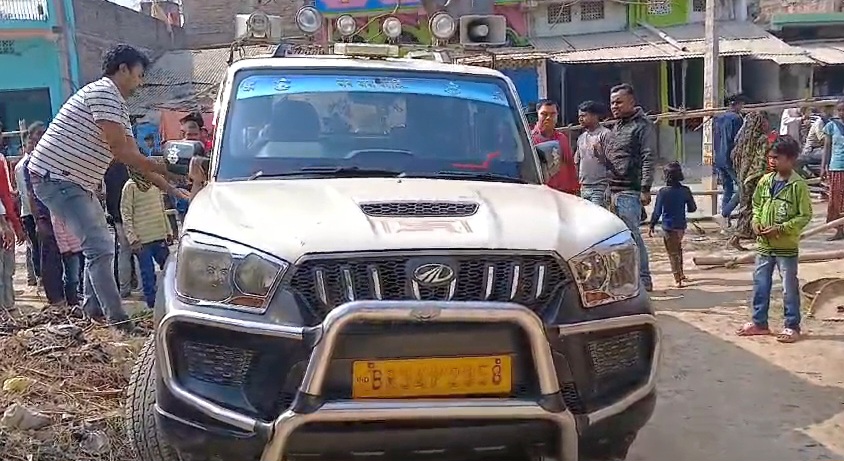 खगड़िया: पुलिस का स्टीकर व सायरण लगी स्कार्पियो ने एक युवक को रौंदा, युवक सदर अस्पताल में भर्ती 2