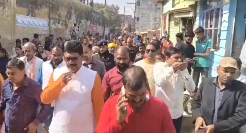 बेगूसराय के विष्णुपुर में भागवत कथा के दौरान  हेलीकाप्टर से किया गया पुष्प वर्षा 3