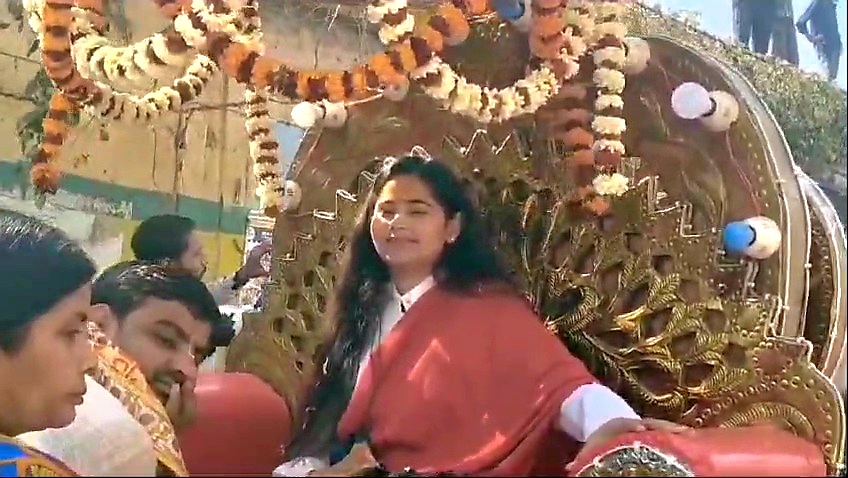 बेगूसराय के विष्णुपुर में भागवत कथा के दौरान  हेलीकाप्टर से किया गया पुष्प वर्षा 2