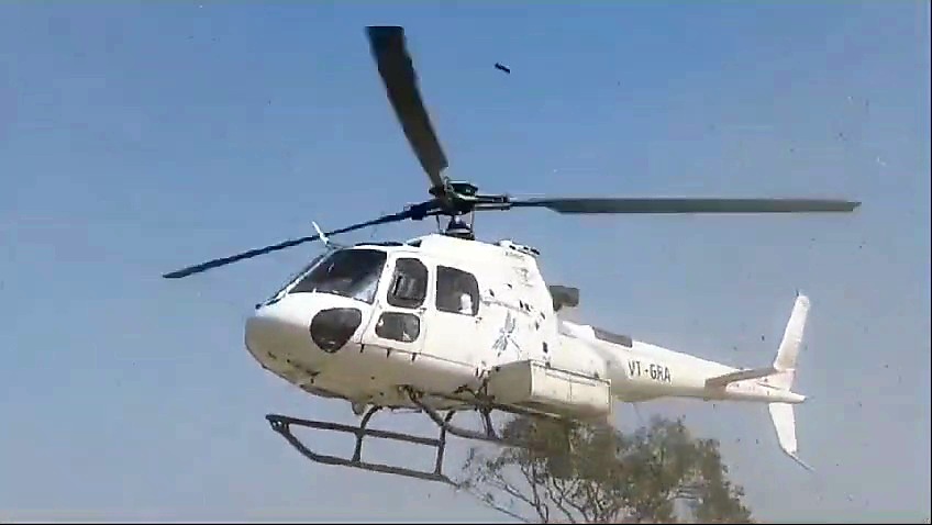 बेगूसराय के विष्णुपुर में भागवत कथा के दौरान  हेलीकाप्टर से किया गया पुष्प वर्षा 1