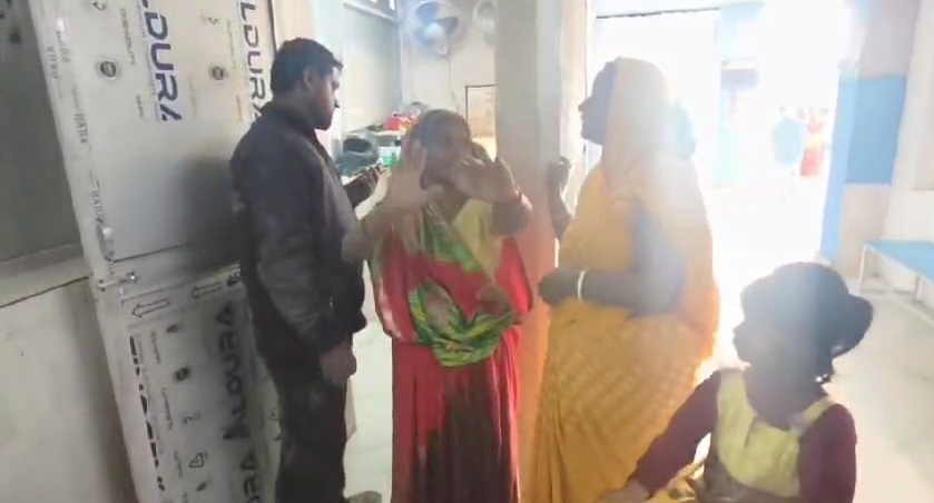 बेगूसराय में दबंगों ने घर में घुसकर मां, पुत्र और पुत्री को पीट पीटकर किया गंभीर रूप से घायल, सदर अस्पताल में भर्ती 2
