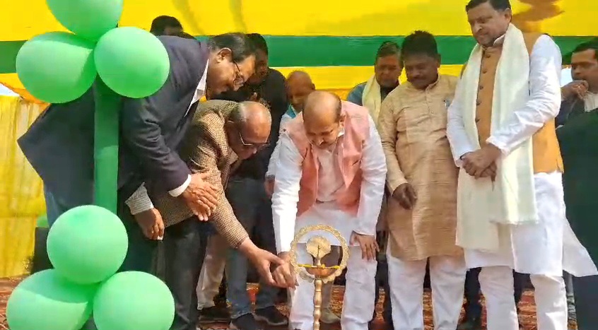 समस्तीपुर: डीपीएस जूनियर का उद्घाटन विधायक अख्तरुल इस्लाम शाहीन समेत गणमान्य लोगों ने दीप प्रज्वलित कर किया 3