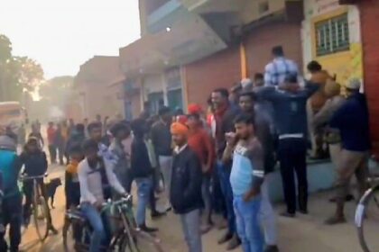 बेगूसराय में अज्ञात चोरों ने तीन सोने चांदी के  दुकान का शटर तोड़कर करीब 30 लाख का जेवरात चोरी कर हुआ फरार, इलाके में दहशत का माहौल 19