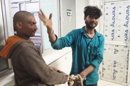 बेगूसराय में नशे मे धुत्त दो नशेरी ने पुलिस के सामने ही जमकर किया हंगामा, शराब बंदी पर पुलिस की बोलती कर दी बंद  31