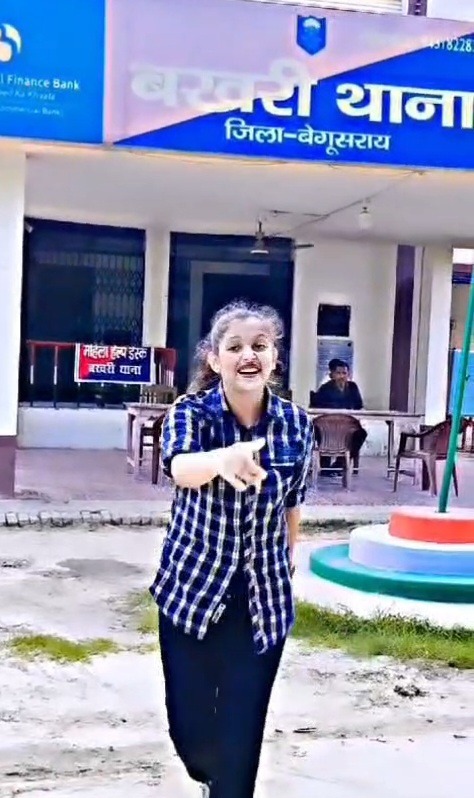 बेगूसराय में एक लड़की का थाने में भोजपूरी गाने पर रील बनाने का वीडियो हुआ वायरल 3