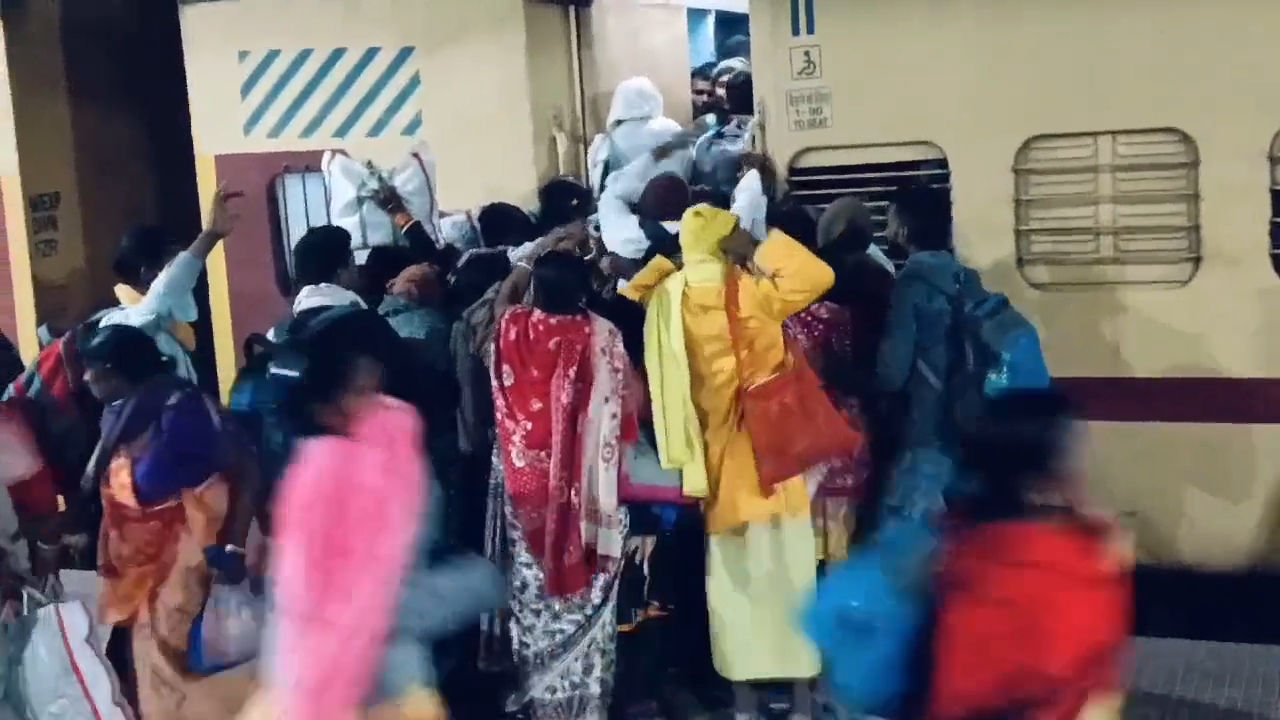 नालंदा: बिहार शरीफ और राजगीर में महाकुंभ में स्नान करने वाले श्रद्धालुओं की उमड़ी भीड़, रेलवे पुलिस स्टेशन पर दिखी मुस्तैद 4