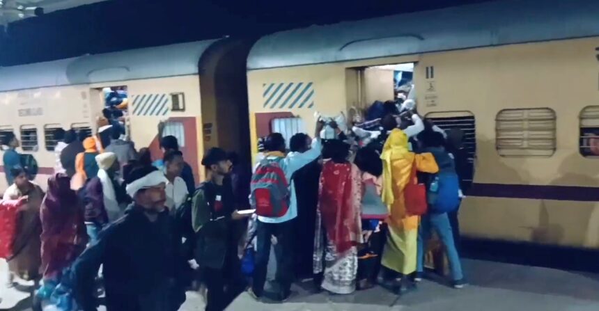 नालंदा: बिहार शरीफ और राजगीर में महाकुंभ में स्नान करने वाले श्रद्धालुओं की उमड़ी भीड़, रेलवे पुलिस स्टेशन पर दिखी मुस्तैद 1