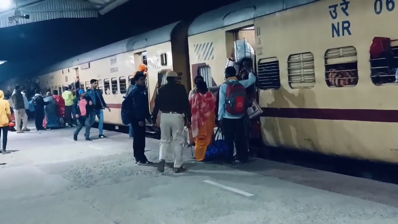 नालंदा: बिहार शरीफ और राजगीर में महाकुंभ में स्नान करने वाले श्रद्धालुओं की उमड़ी भीड़, रेलवे पुलिस स्टेशन पर दिखी मुस्तैद 3