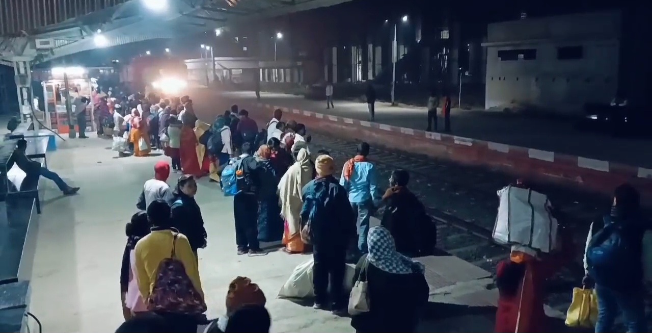 नालंदा: बिहार शरीफ और राजगीर में महाकुंभ में स्नान करने वाले श्रद्धालुओं की उमड़ी भीड़, रेलवे पुलिस स्टेशन पर दिखी मुस्तैद 2