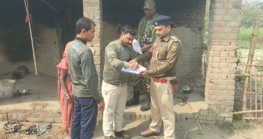 बेगूसराय भगवानपुर थाने की पुलिस ने हत्या के मामले में फरार चल रहे अभियुक्तों के घर चिपकाया इश्तेहार 2