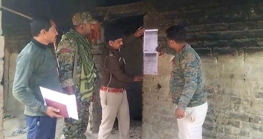 बेगूसराय भगवानपुर थाने की पुलिस ने हत्या के मामले में फरार चल रहे अभियुक्तों के घर चिपकाया इश्तेहार 1