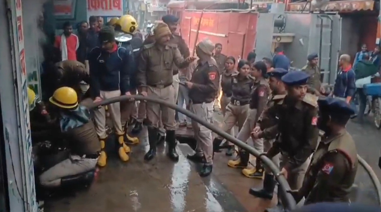 नालंदा : शॉर्ट सर्किट से गारमेंट्स की दुकान में भीषण आग, 26 लाख का सामान जलकर खाक 2