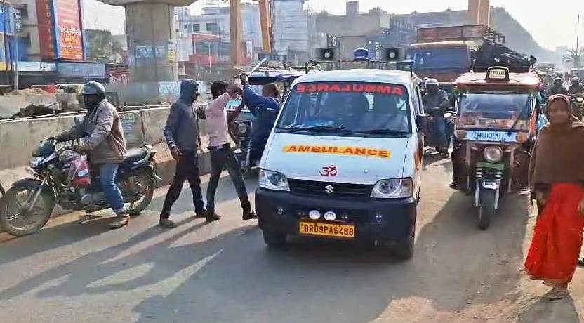 बेगूसराय में एंबुलेंस चालक और ई रिक्शा में बीच सड़क हुई जमकर मारपीट, घंटो चला हाई वोल्टेज ड्रामा 3