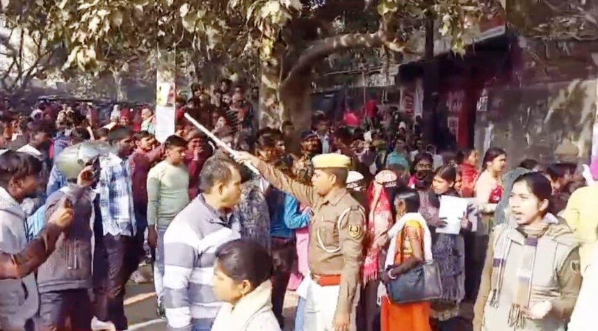 इंटर की परीक्षा में छात्राओं को पुलिस के द्वारा रोकने पर छात्राएं हुई उग्र, राज्यकृत कन्या उच्च प्लस टू विद्यालय सोहसराय सेंटर पर किया रोड़ेबाजी,एक छात्रा हुई बेहोश 1