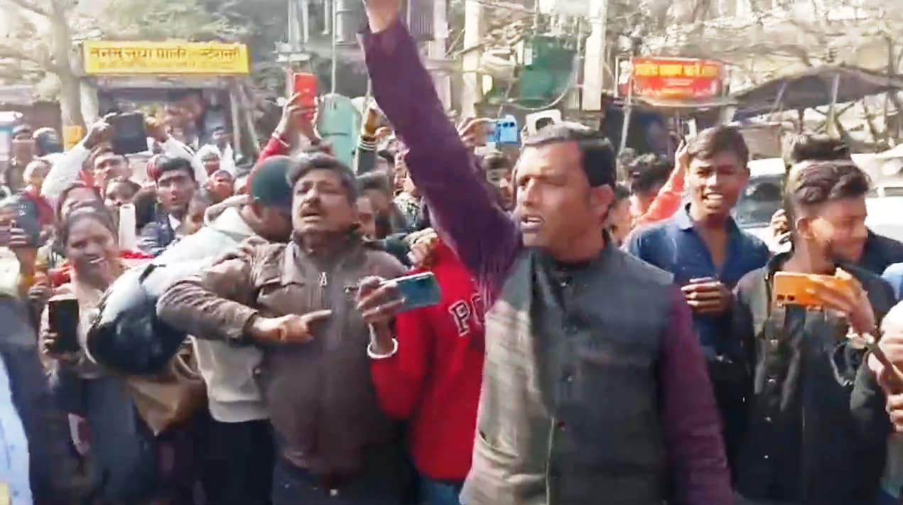 इंटर की परीक्षा में छात्राओं को पुलिस के द्वारा रोकने पर छात्राएं हुई उग्र, राज्यकृत कन्या उच्च प्लस टू विद्यालय सोहसराय सेंटर पर किया रोड़ेबाजी,एक छात्रा हुई बेहोश 3