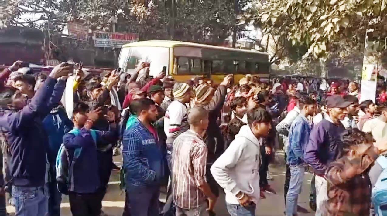 इंटर की परीक्षा में छात्राओं को पुलिस के द्वारा रोकने पर छात्राएं हुई उग्र, राज्यकृत कन्या उच्च प्लस टू विद्यालय सोहसराय सेंटर पर किया रोड़ेबाजी,एक छात्रा हुई बेहोश 2