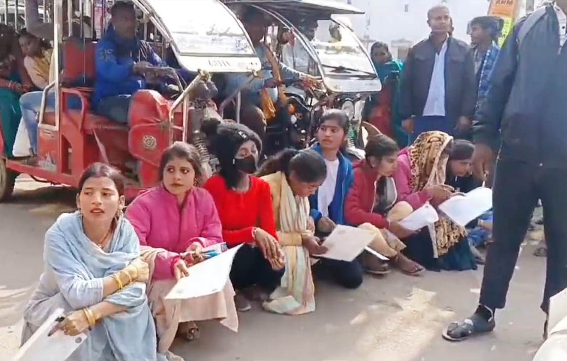 इंटर की परीक्षा में छात्राओं को पुलिस के द्वारा रोकने पर छात्राएं हुई उग्र, राज्यकृत कन्या उच्च प्लस टू विद्यालय सोहसराय सेंटर पर किया रोड़ेबाजी,एक छात्रा हुई बेहोश 4