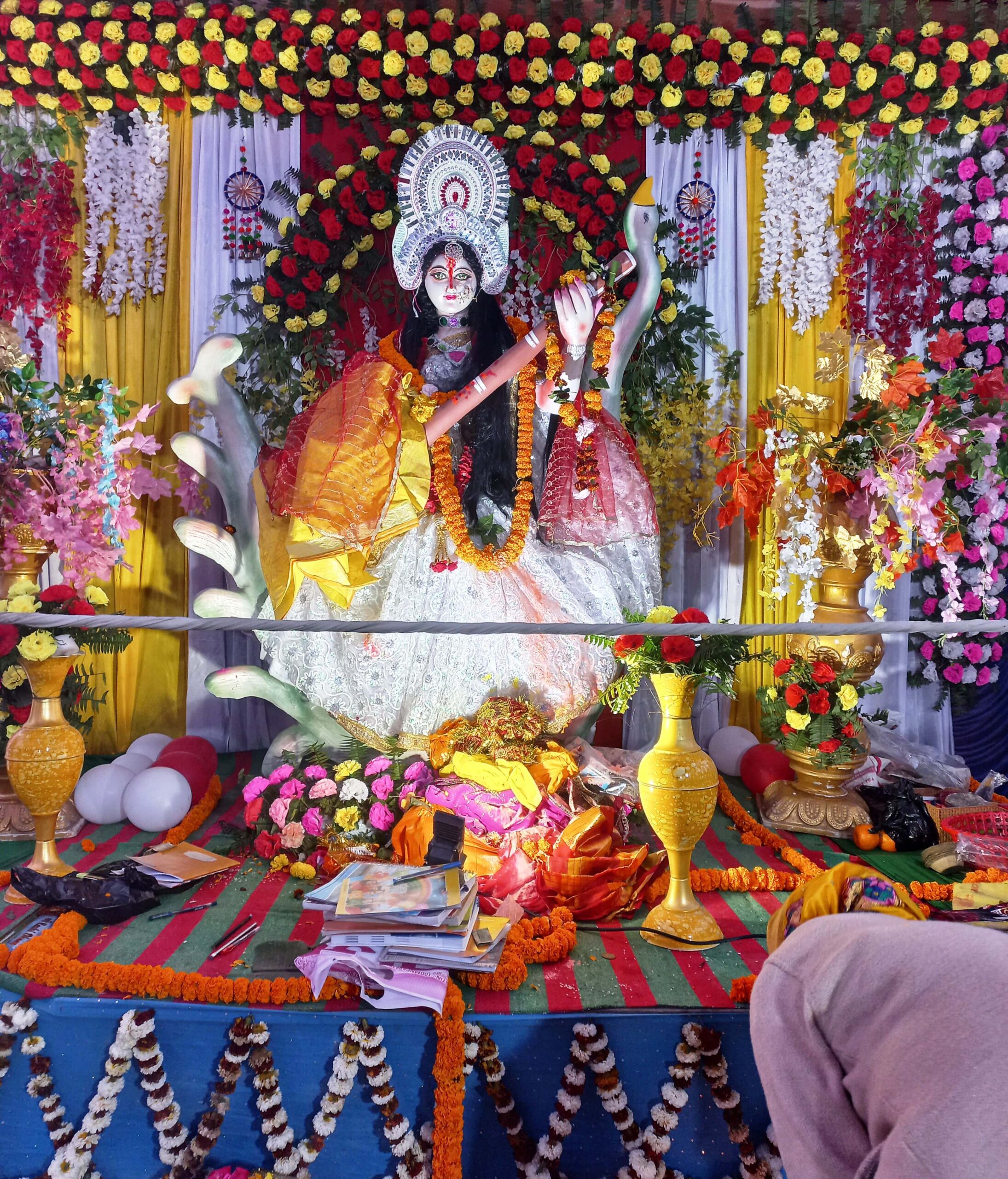 बछवाड़ा में ज्ञान, बुद्धि की देवी माता सरस्वती की पूजा श्रद्धा और भक्ति के साथ मनाया गया 2