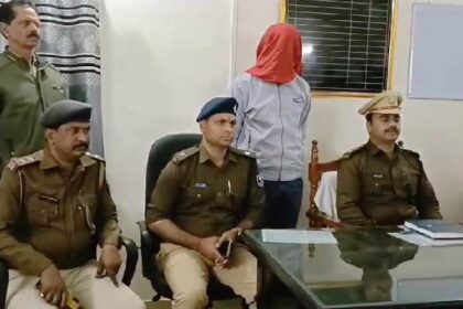 बेगूसराय पुलिस ने एक देसी कट्टा, एक  मैगजीन, 5 जिंदा कारतूस एवं 34 ग्राम गांजा समेत पांच मोबाइल के साथ एक युवक को किया गिरफ्तार 29