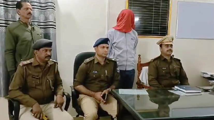 बेगूसराय पुलिस ने एक देसी कट्टा, एक  मैगजीन, 5 जिंदा कारतूस एवं 34 ग्राम गांजा समेत पांच मोबाइल के साथ एक युवक को किया गिरफ्तार 12