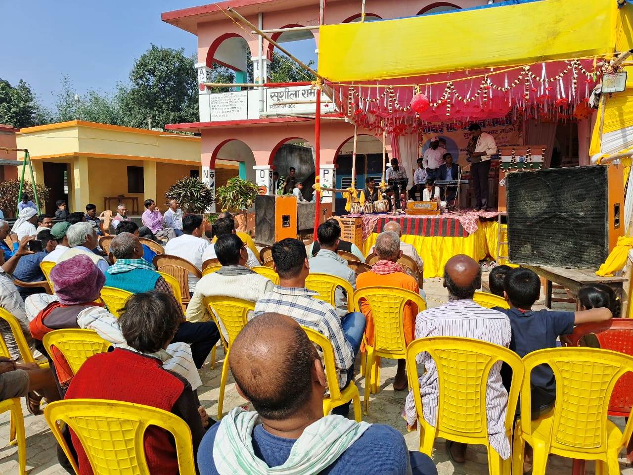 सेवानिवृत्त के उपरांत शिक्षक को समारोह पुर्वक दी गयी विदाई 3