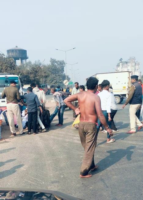 ट्रक एवं टेंपों के बीच भीषण टक्कर,सड़क हादसे में एक की मौत व आधे दर्जन यात्री गम्भीर रूप से ज़ख़्मी 3