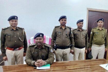 बेगूसराय में सोशल मिडिया पर पिस्तौल लहराने के मामले में  पुलिस दो देशी पिस्तौल व एक कारतूस के साथ तीन युवक को किया गिरफ्तार 24